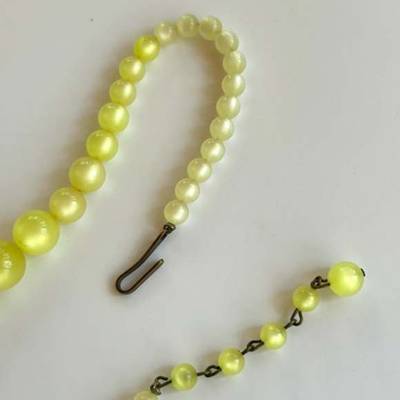 Vintage Yellow Moonglow Lucite Graduated Choker 13” w/ 2 1/2” Extender 40’s-50’s - Picture 14 of 16